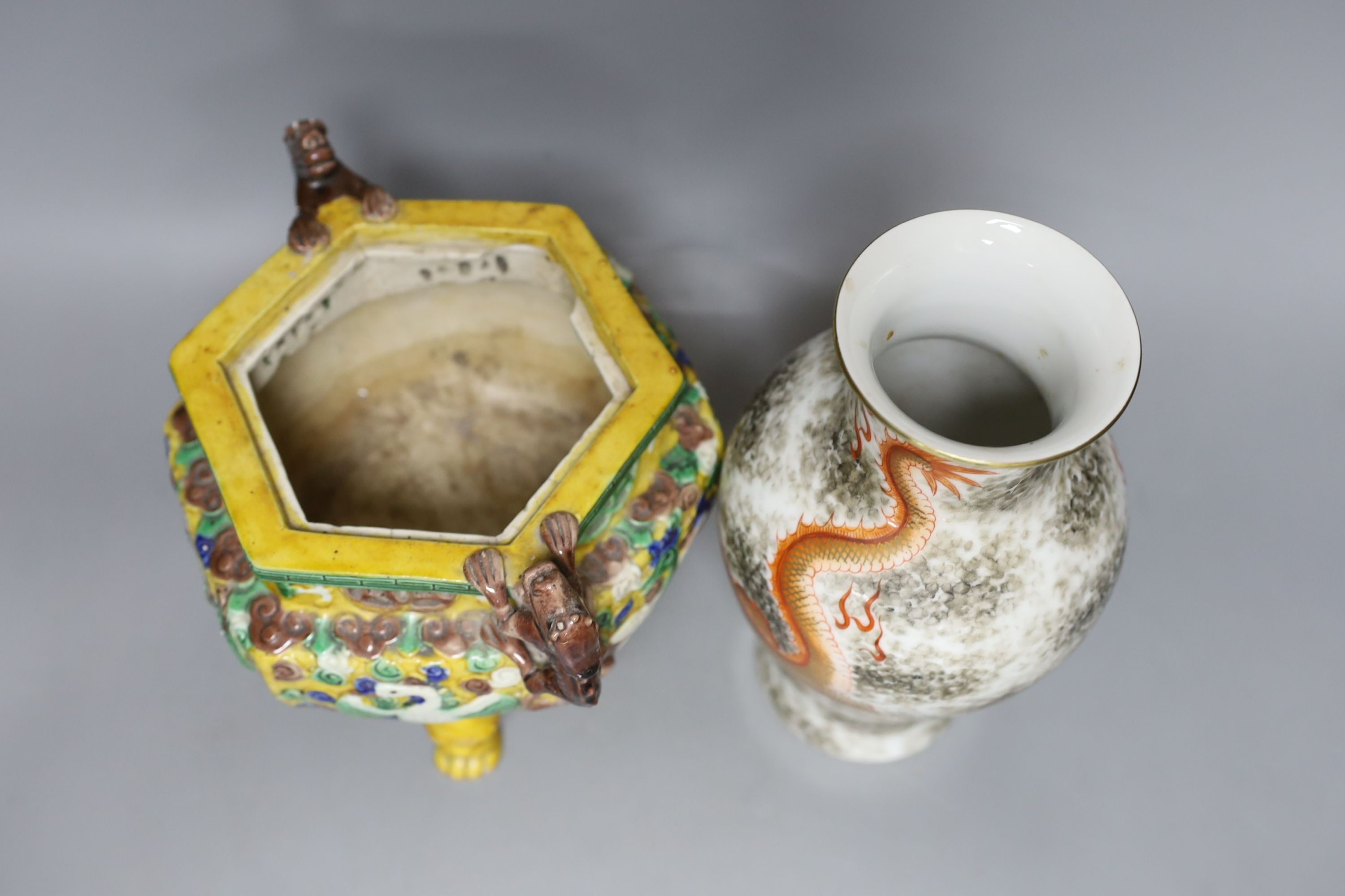 A Chinese sancai tripod censer together with a Chinese dragon pattern vase, 23.5cm tall, (2)